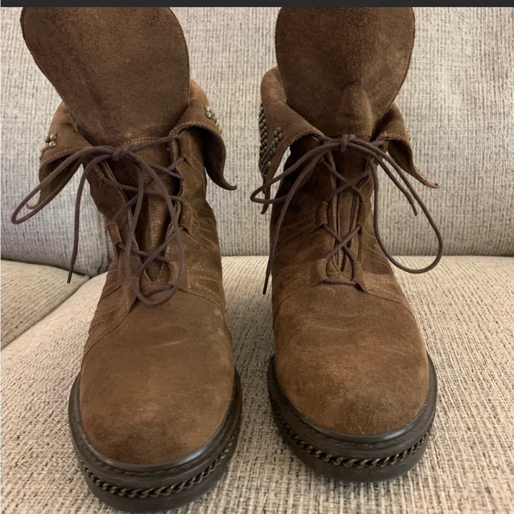 Women’s Suede Stuart Weitzman Yada Boot. EUC. Size 7